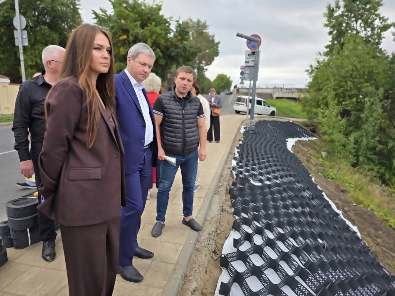 На набережной продолжается благоустройство прогулочной части.