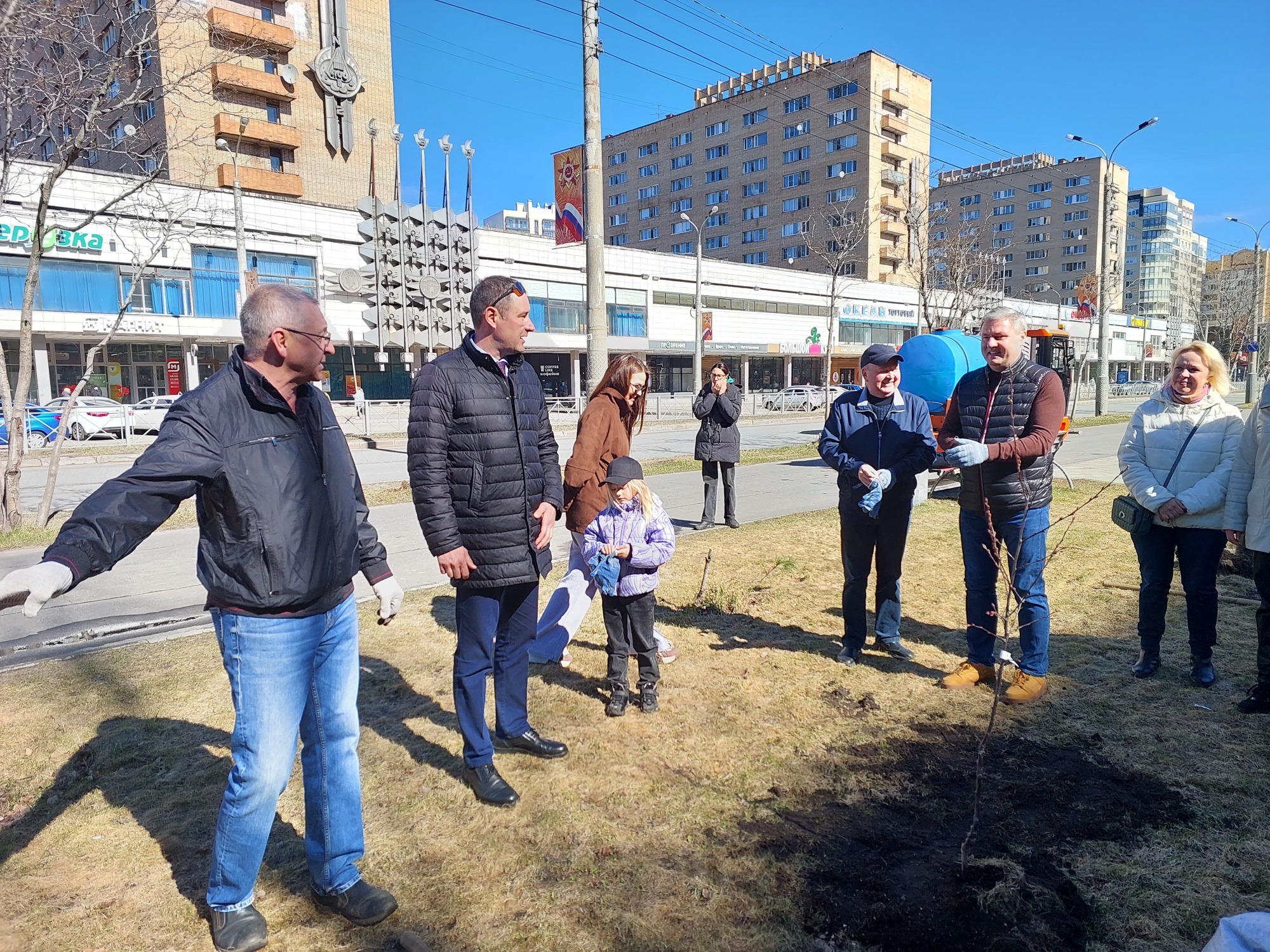 «Память должна быть живой»: в Архангельске продолжили традицию победной аллеи.
