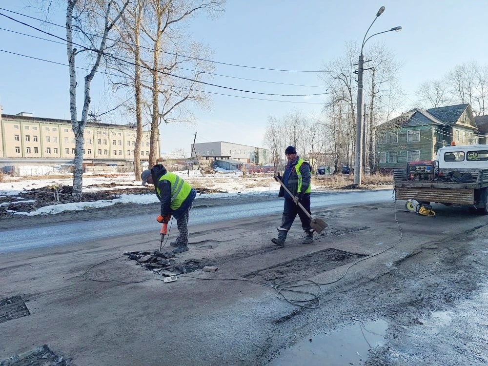 Теплая погода позволила раньше приступить к ямочному ремонту.