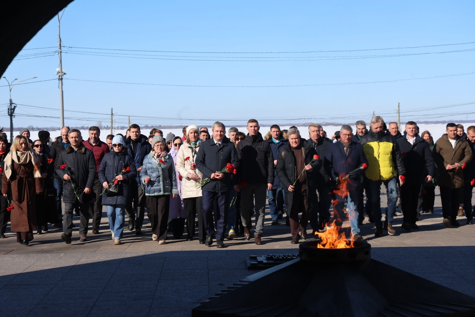 Цветы от разных городов России возложили к Вечному огню на площади Мира.