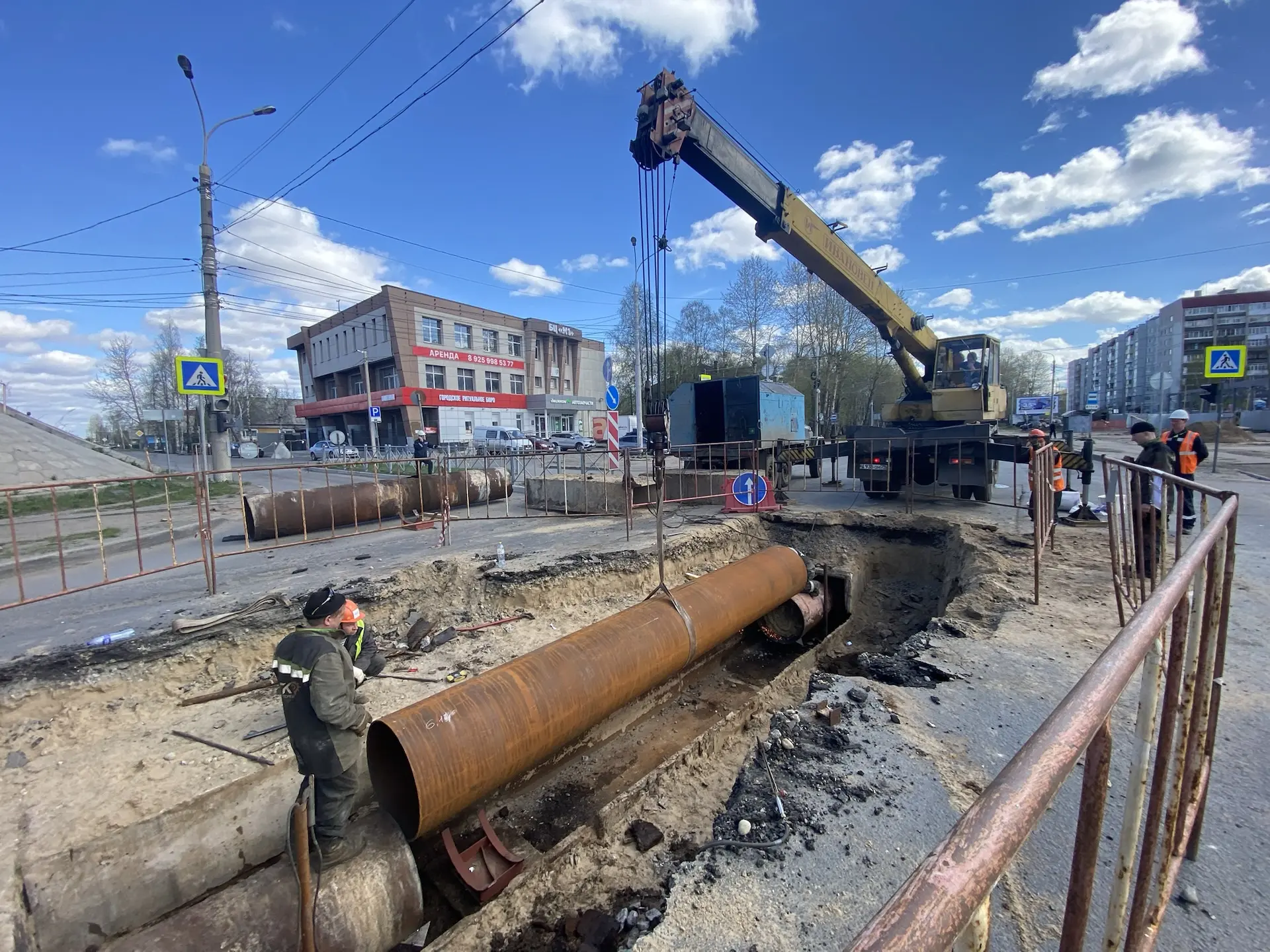 На перекрестке пр. Московский/ул. Смольный Буян продолжаются ремонтные работы на теплотрассе.