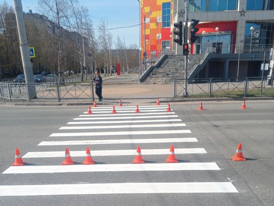 В Архангельске обновляют «зебры» вблизи пунктов сдачи ЕГЭ.