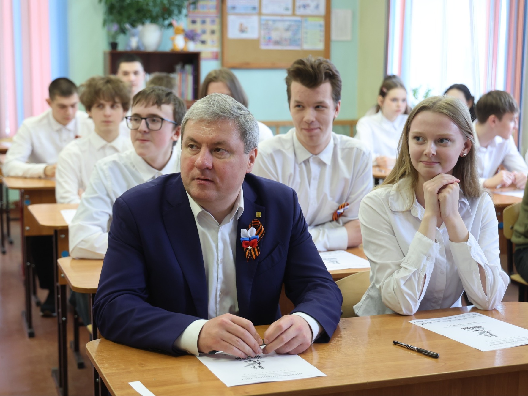 Дмитрий Морев написал «Диктант Победы» вместе со старшеклассниками школы № 30.