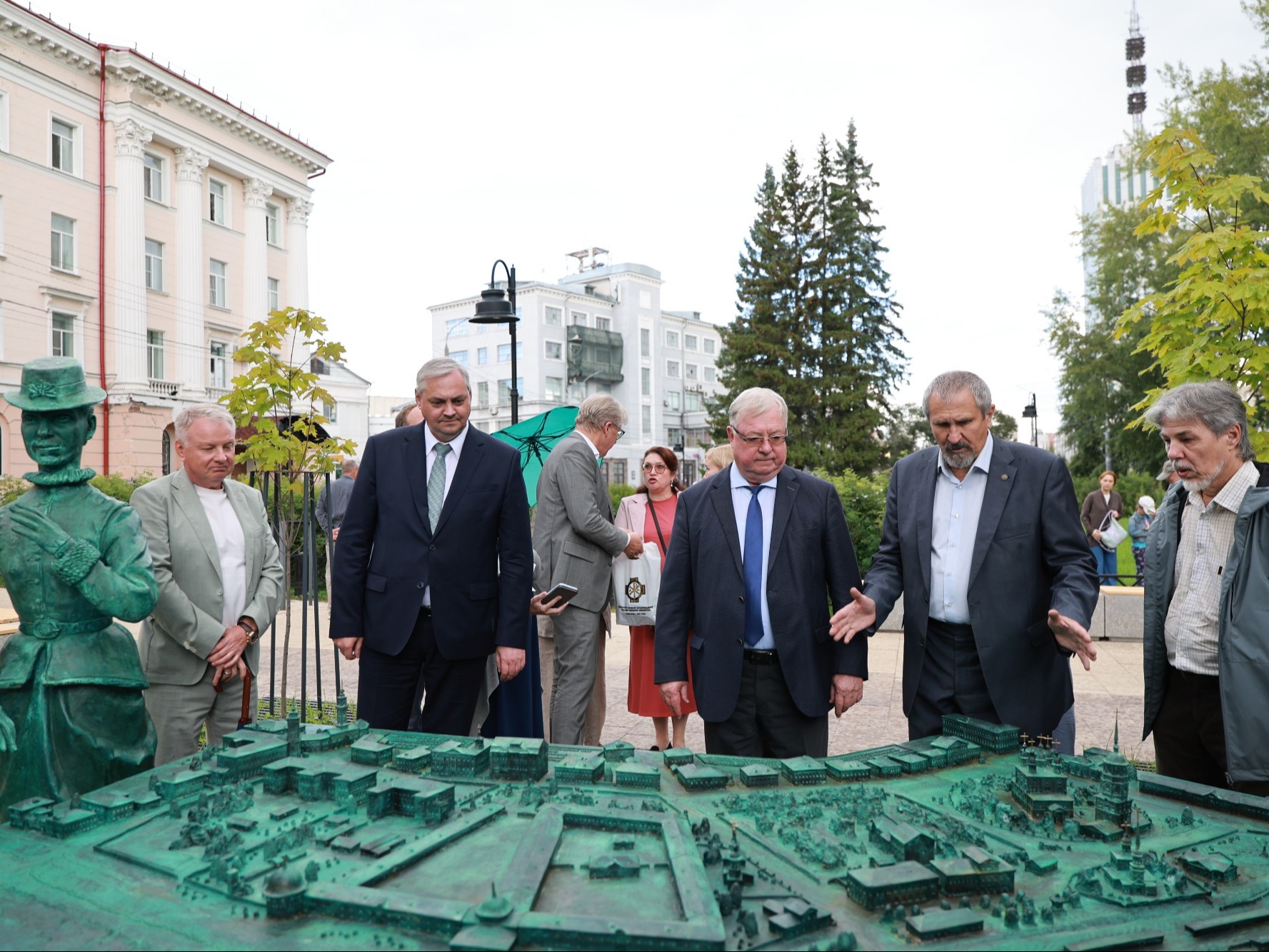 Сергей Степашин осмотрел бронзовый макет старого Архангельска.