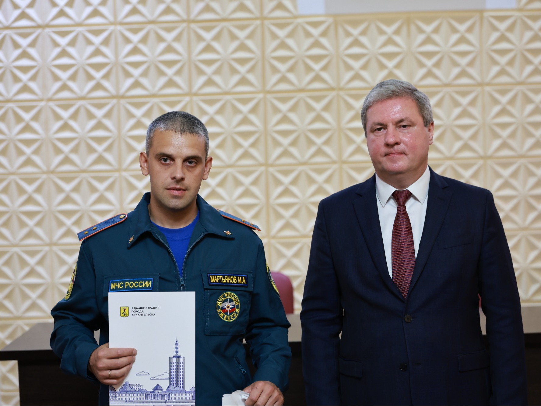 Глава Архангельска вручил благодарственные письма пожарным и спасателям.